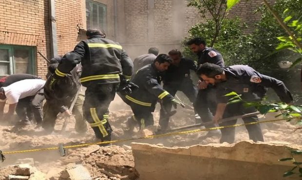 ریزش دیوار خانه قدیمی در شیراز جان یک کودک را گرفت