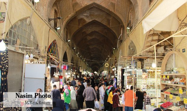 آماده شدن مردم شیراز برای سال نو