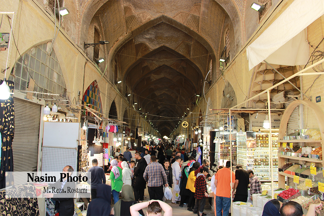 آماده شدن مردم شیراز برای سال نو